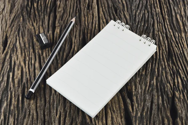 Libro de notas en blanco con lápiz de madera — Foto de Stock