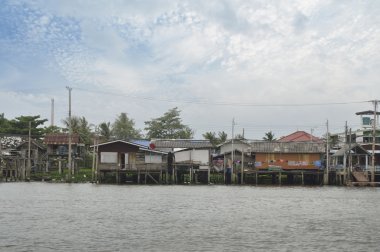 Bangkok nehir kenarında ev