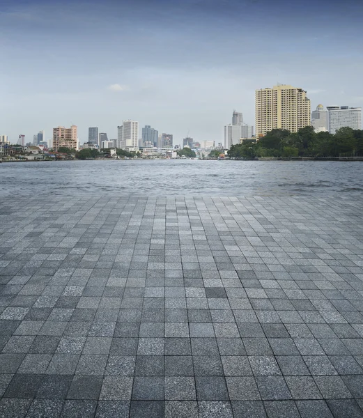 Boş bir sahne bir taş karo zemin ve Bangkok şehir — Stok fotoğraf