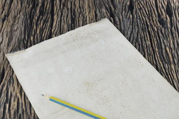 Пустий стара папір з дерева олівцем — стокове фото