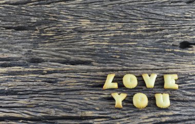 Ahşap arka plan üzerinde seviyorum