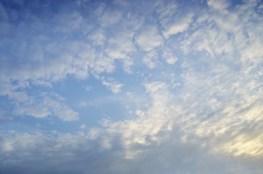 Gün batımında bulutlu gökyüzü