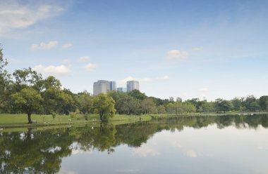 Bina modern arka plan ile Şehir Parkı