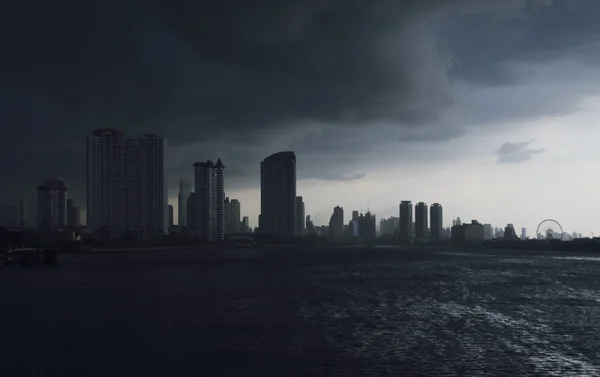 Rio Chao Praya com um céu escuro tempestuoso — Fotografia de Stock