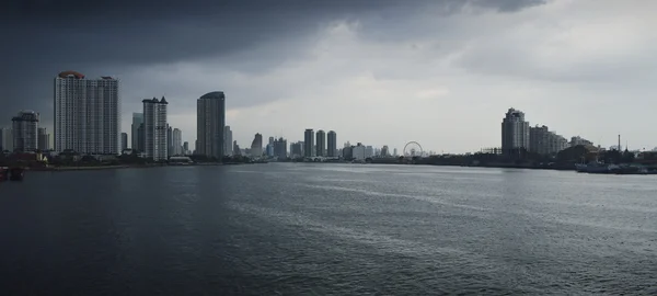 Rio Chao Praya com um céu escuro tempestuoso — Fotografia de Stock