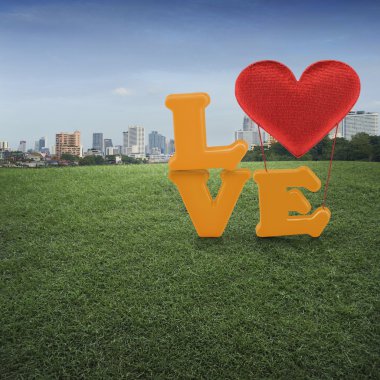 Word ile kalp şekli ballon yeşil çim alanı ve Memur seviyorum