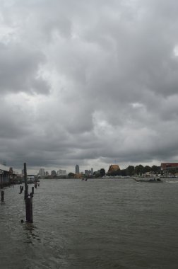 Moody gökyüzü nehir üzerinde,