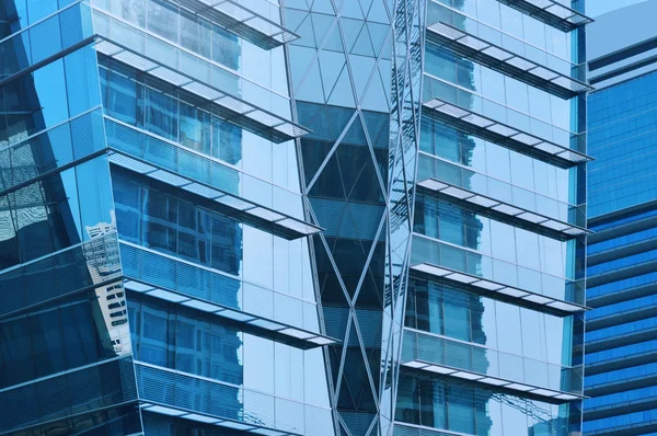 Façade en verre d'un immeuble de bureaux moderne — Photo