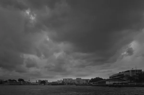 Moody Sky au-dessus de Bangkok — Photo