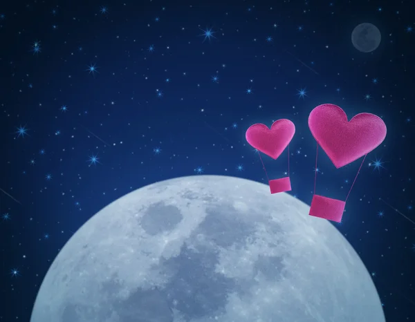 ファンタジー夜空と月の愛の心、熱気球 — ストック写真