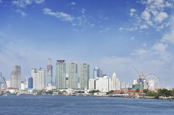 Zakelijke district stadsgezicht met blauwe hemel, Bangkok — Stockfoto