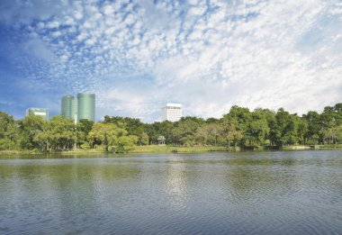 Bina modern arka plan ile Şehir Parkı