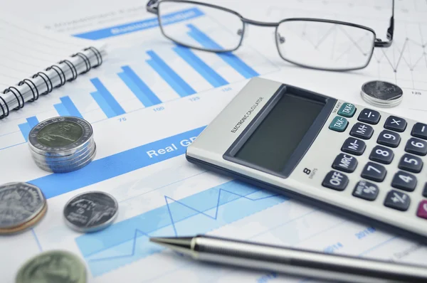 Ggasses számológép és a toll, a pénzügyi ábra és grafikon — Stock Fotó