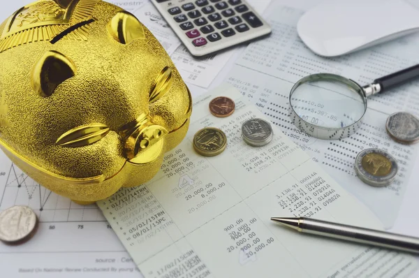 Porquinho dourado com moeda no livro de contas de poupança — Fotografia de Stock