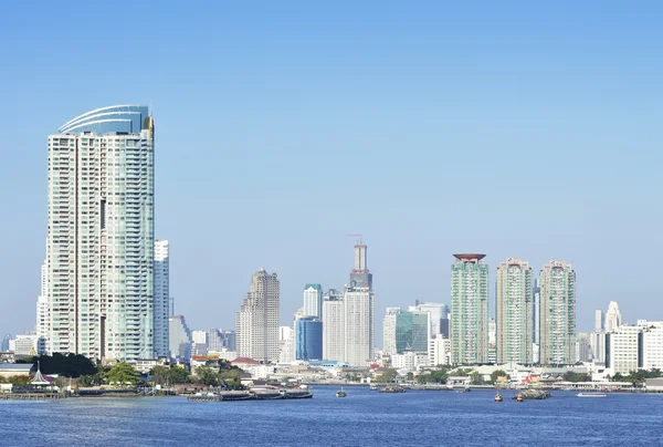 Obchodní čtvrť Panorama s modrou oblohu, Bangkok — Stock fotografie