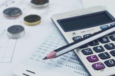 Kalem, hesap makinesi, sikke ve grafik kağıt üzerinde kitap kaydetme kaydetme 