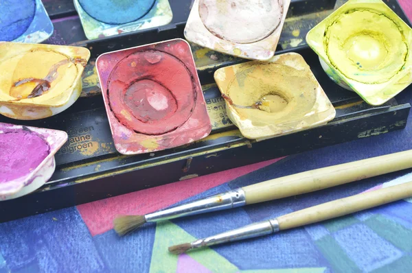 Vatten färglådan färg och pensel — Stockfoto