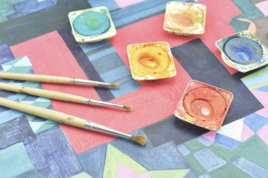 Dağınık kullanılan su renk boya kutusu ve boya fırçası