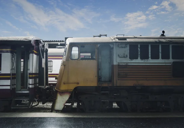 Velho trem amarelo na estação ferroviária — Fotografia de Stock