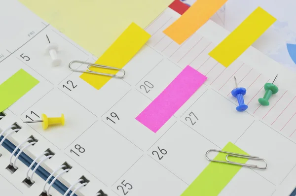 Post-It notities met pin en clip op zakelijke agenda pagina — Stockfoto