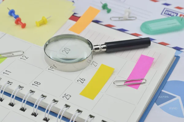 Lupe mit bunten Post es Notizen und Stift auf Tagebuch pa — Stockfoto