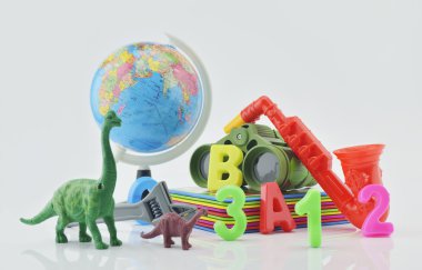 Beyaz arka plan, çocuk eğitim kavramı üzerinde renkli plastik oyuncaklar