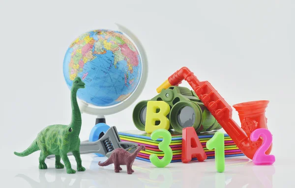Bunte Plastikspielzeuge auf weißem Hintergrund, pädagogisches Konzept für Kinder — Stockfoto