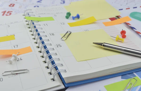 Penna med post It anteckningar och pin på business dagbok sida — Stockfoto