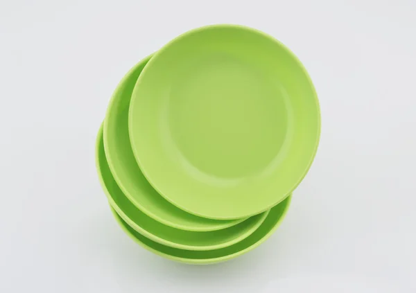 Tigelas de plástico verde isoladas em branco — Fotografia de Stock