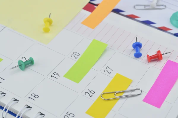 Post-It notities met pin en clip op zakelijke agenda pagina — Stockfoto