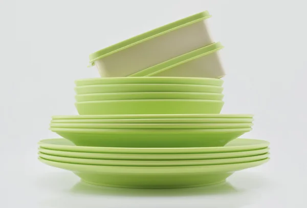 Placas de plástico verde, tigelas e caixas isoladas em backgrou branco — Fotografia de Stock