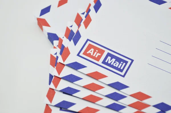 Pilha de envelopes de correio aéreo no fundo branco — Fotografia de Stock