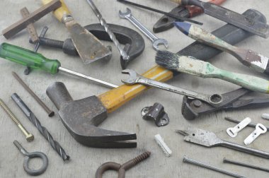 Ahşap üzerinde çeşitli eski iş araçları