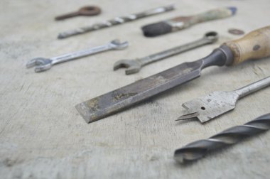 Ahşap üzerinde çeşitli eski iş araçları