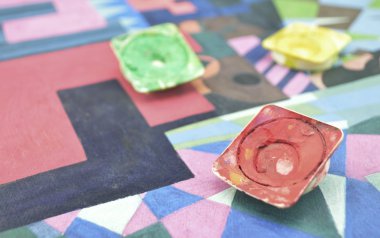 Dağınık kullanılan su renk boya kutusu ve boya fırçası