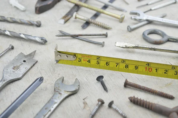 Ruban à mesurer avec de vieux outils de travail sur bois — Photo