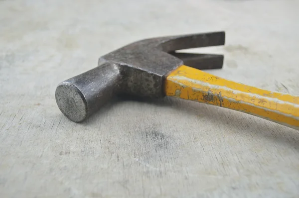 Antiguo martillo de óxido en tablero de madera —  Fotos de Stock
