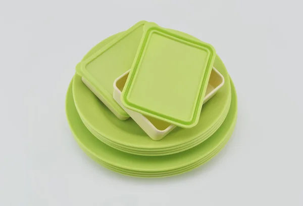 Pilha de placa de plástico verde e prato isolado em branco — Fotografia de Stock