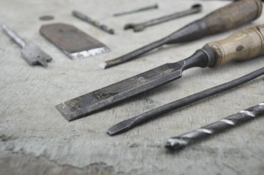 Ahşap üzerinde çeşitli eski iş araçları