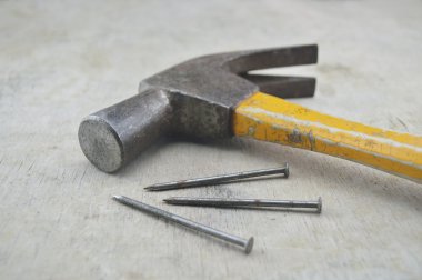 Eski pas çekiç ve çivi ahşap tahta üzerinde