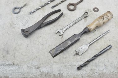 Ahşap üzerinde çeşitli eski iş araçları