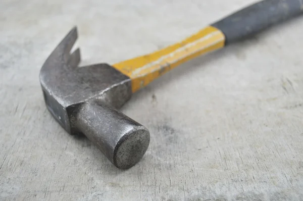Velho martelo de ferrugem na placa de madeira — Fotografia de Stock