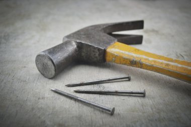 Eski pas çekiç ve çivi ahşap tahta üzerinde