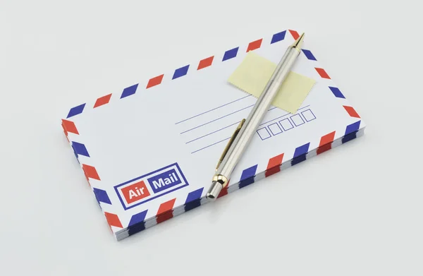 Stack av air mail kuvert med penna och stämpel på vit — Stockfoto