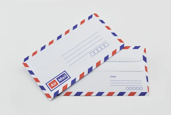 Empilement d'enveloppes de courrier aérien sur fond blanc — Photo