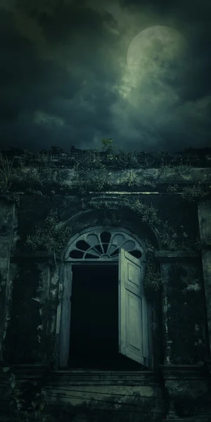 Edifício de janela antiga assustador com lua cheia, backgro de Halloween — Fotografia de Stock