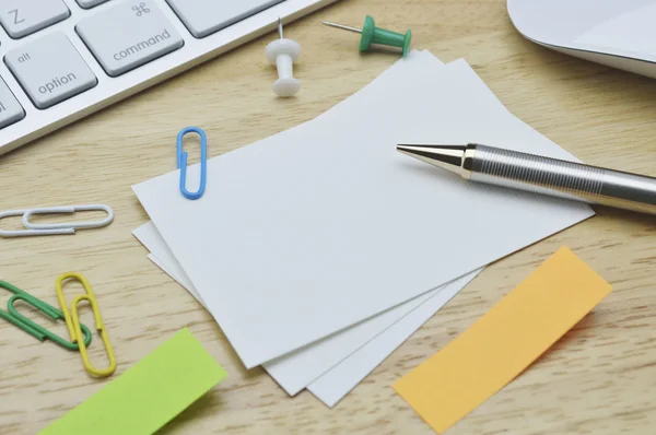Catatan kertas, pensil, klip, tetikus dan papan ketik di atas meja — Stok Foto