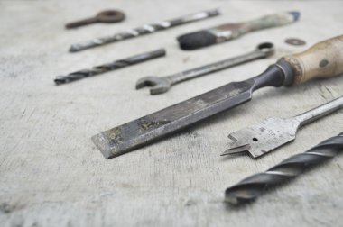 Ahşap üzerinde çeşitli eski iş araçları
