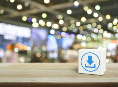 Beyaz blok kübü üzerine düz simge yükle ahşap masaya bulanık ışık ve alışveriş merkezinin gölgesi üzerine, Teknoloji İnternet konsepti