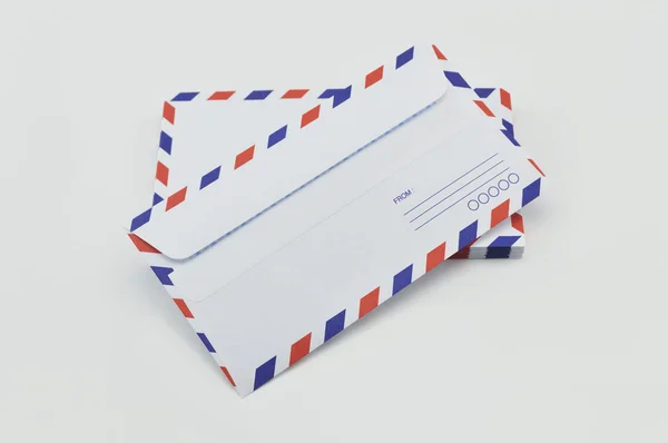 Empilement d'enveloppes de courrier aérien sur fond blanc — Photo